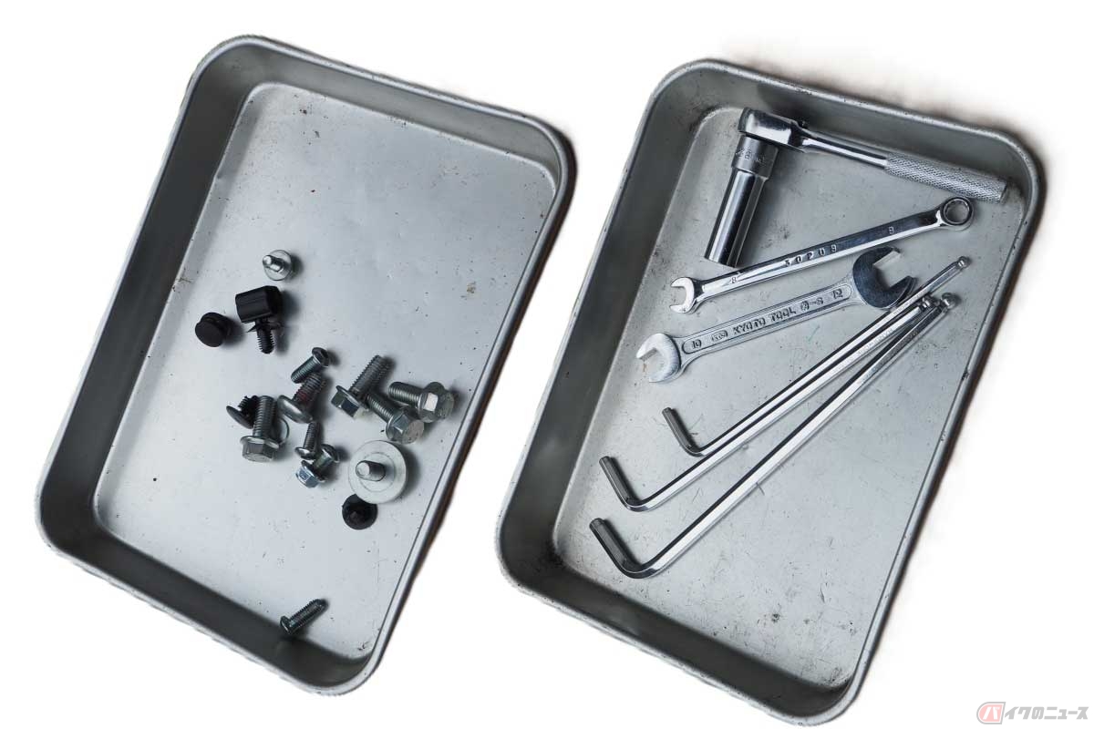 作業性を高めて部品の紛失を防ぐためにトレーを活用する