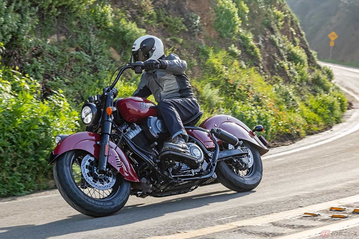 インディアン・モーターサイクル新型「チーフ・ヴィンテージ」に試乗する筆者(河野正士)