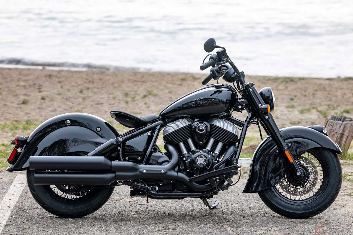 ヘッドライトからリアタイヤの中心に繋がる美しいフレームラインや丸みを帯びた燃料タンク、前後ホイールを覆うスカートフェンダーやサドルシートなど、ビンテージバイクのようなディテールを持つ新型「チーフ・ヴィンテージ」