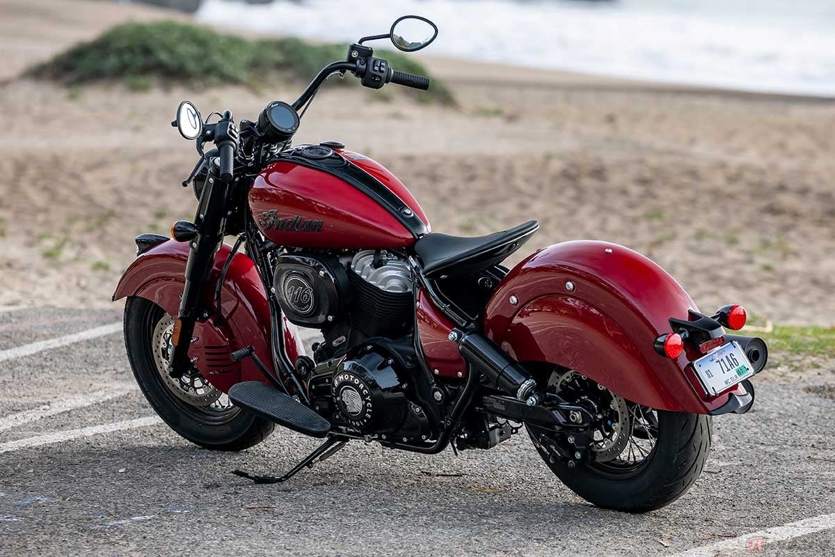 ホイールを深く覆うことから大きくなりがちなスカートフェンダー。しかしホイールサイズを吟味し、フェンダーのデザインを造り込むことで、「チーフ・ヴィンテージ」のスカートフェンダーはスリムでコンパクト