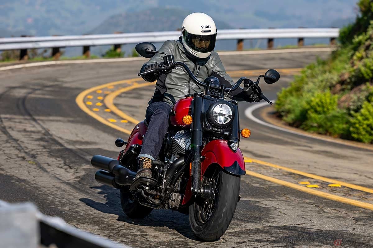 スチール製の前後スカートフェンダーがハンドリングに悪影響を与えるのではないかと懸念したが、予想を覆し「チーフ・ヴィンテージ」は軽快なハンドリング