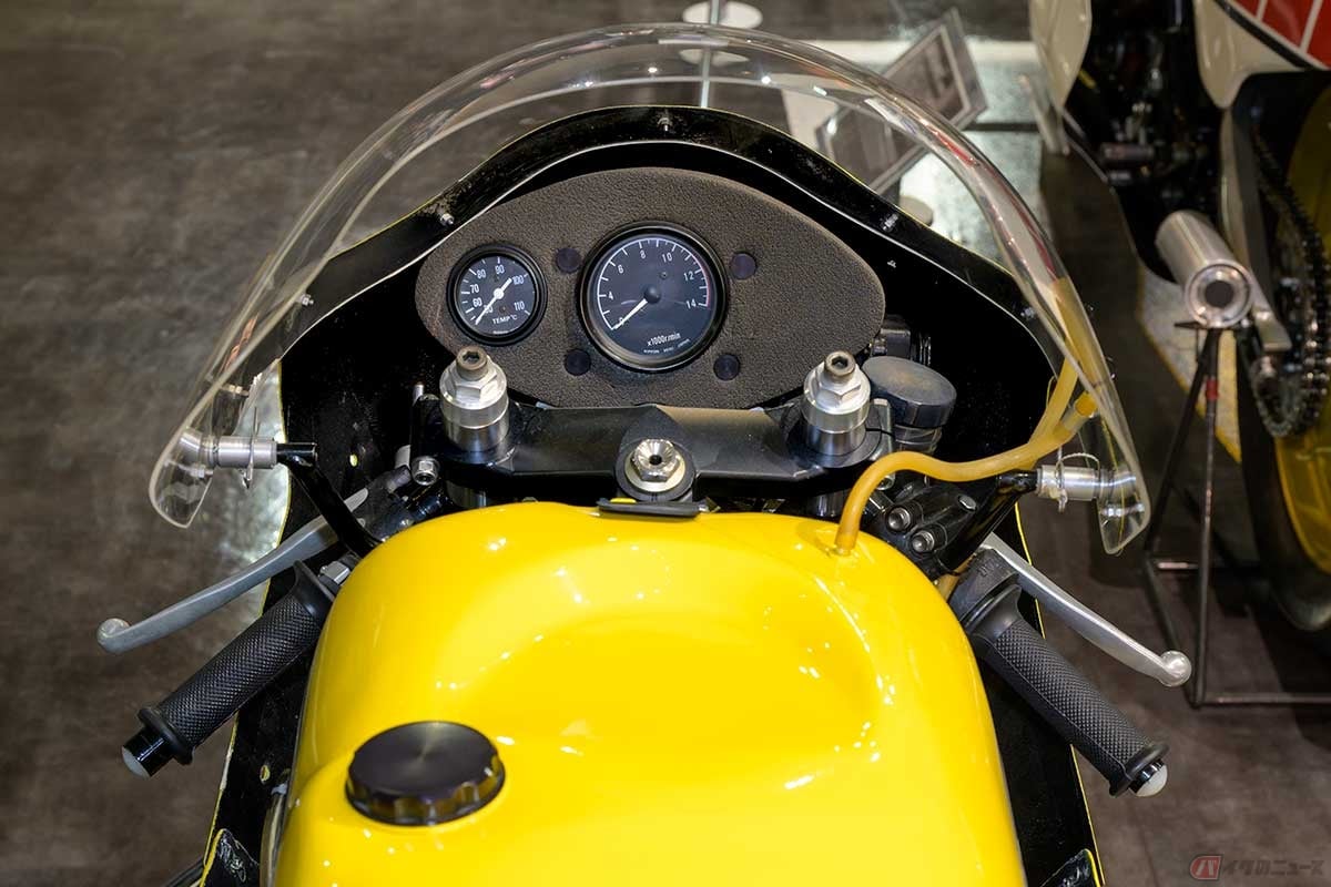 当時のケニー・ロバーツ選手が見ていたコックピットにはタコメーターと水温計のみ