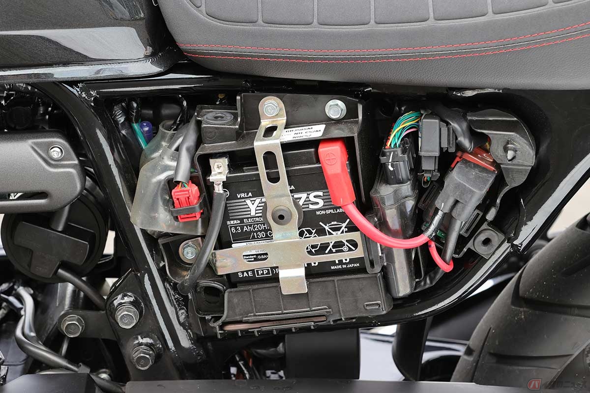 バッテリーは冬眠中に少なからず放電しているので、セルモーターが回らなければ（回り方が弱々しかったら）充電器に繋いで補充電する