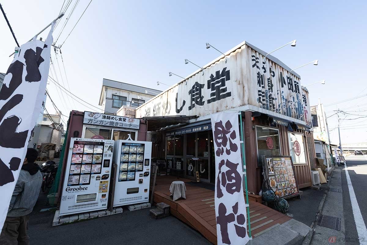 同行している俳優の岩瀬皓旭さんが、「小田原おさかな通り」を歩いて数ある店の中からビビッときた「漁師めし食堂」