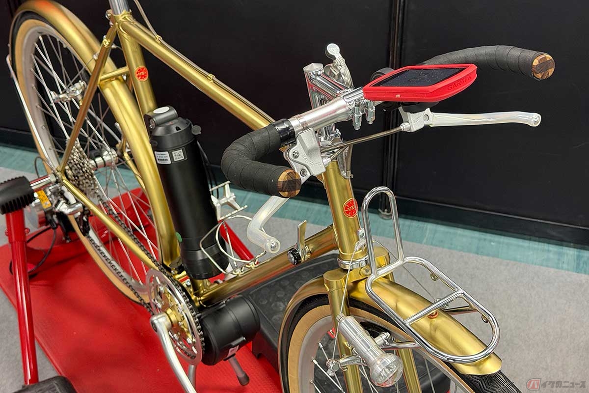 ベルクレッタ「ベル・プリモII型」は、ホンダの後付け電動アシストユニット「SmaChari」を搭載したランドナー。コックピットに装着したデバイスで操作する