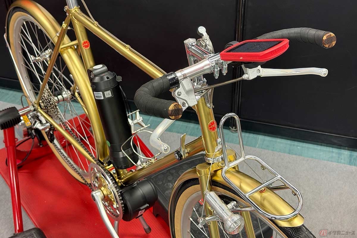 ベルクレッタ「ベル・プリモII型」は、ホンダの後付け電動アシストユニット「SmaChari」を搭載したランドナー。コックピットに装着したデバイスで操作する