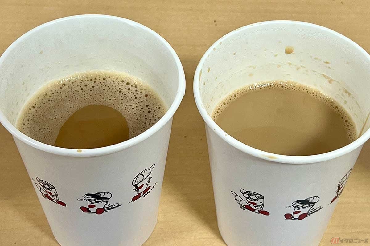 少し飲んで泡が減ると、色合いの違いが明確に。左のカプチーノの方が濃い