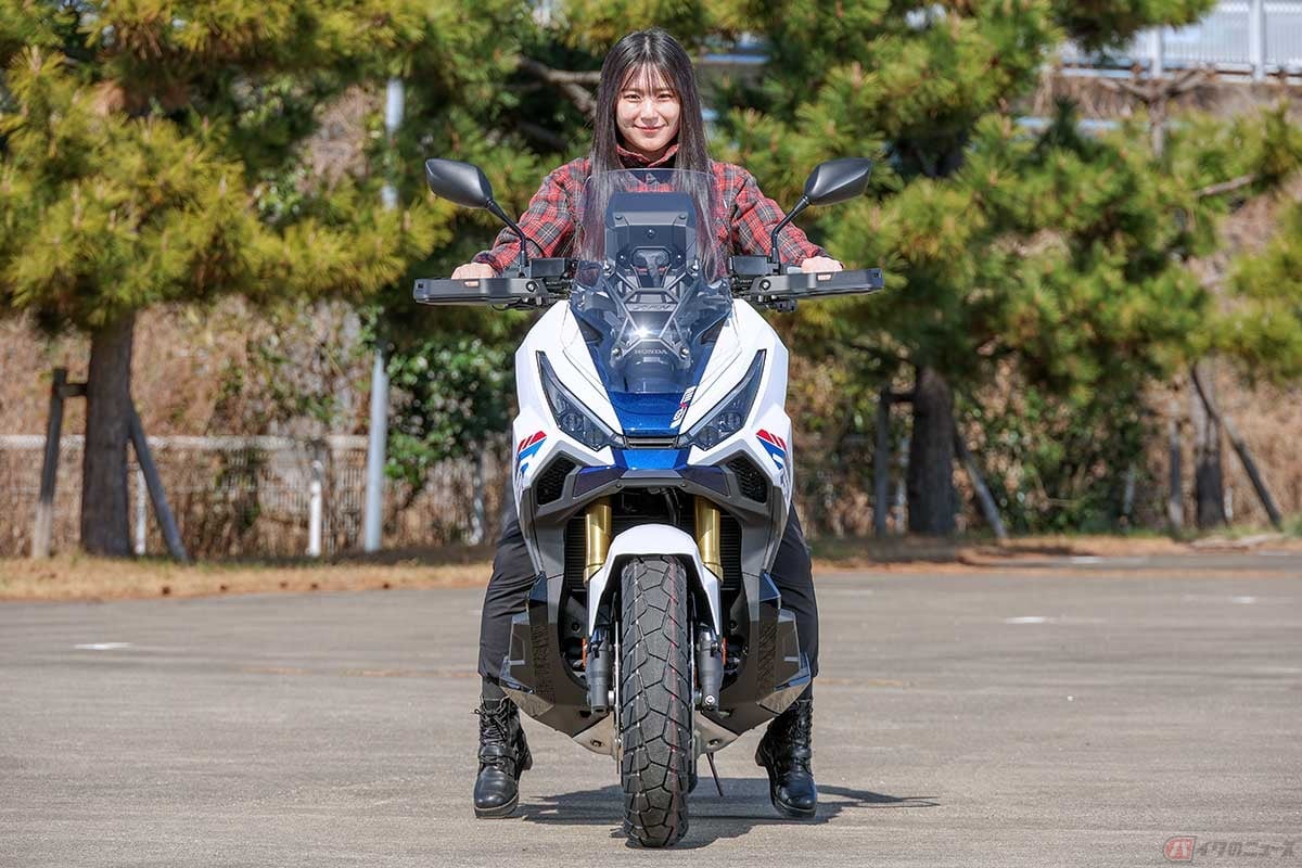 身長158cmの高梨はづきさんが、シート高790mmのホンダ「X-ADV」にまたがった状態。両足だと爪先がツンツン状態だけど、片足ならしっかり支えられる