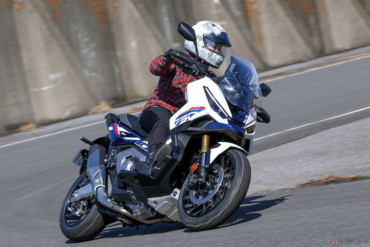 ホンダ「X-ADV」に試乗するバイク女子の高梨はづきさん。いざ走り出すと最初に感じた車体の重さが嘘のように軽やか!