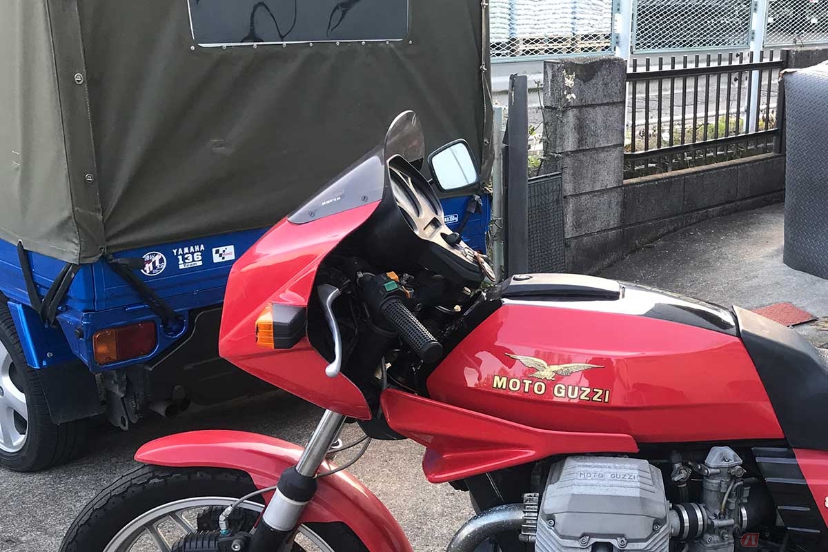 軽トラの荷台からバイクを降ろしたくても、前後ブレーキが使えないので作業は大変です。無理するとバイクをひっくり返してしまうので、迷うことなくバイク仲間を呼び出して、ヘルプ依頼しました
