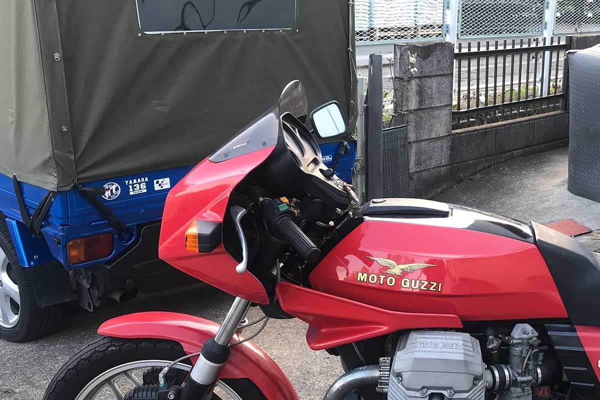 軽トラの荷台からバイクを降ろしたくても、前後ブレーキが使えないので作業は大変です。無理するとバイクをひっくり返してしまうので、迷うことなくバイク仲間を呼び出して、ヘルプ依頼しました