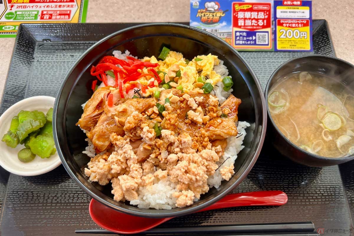 東関道「湾岸幕張PA」（下り）のフードコートで味わった「炙り鶏丼」（1200円）は、千葉の名産品のピーナッツを効果的に使用した、独特の食感と甘みを楽しめる一杯だった