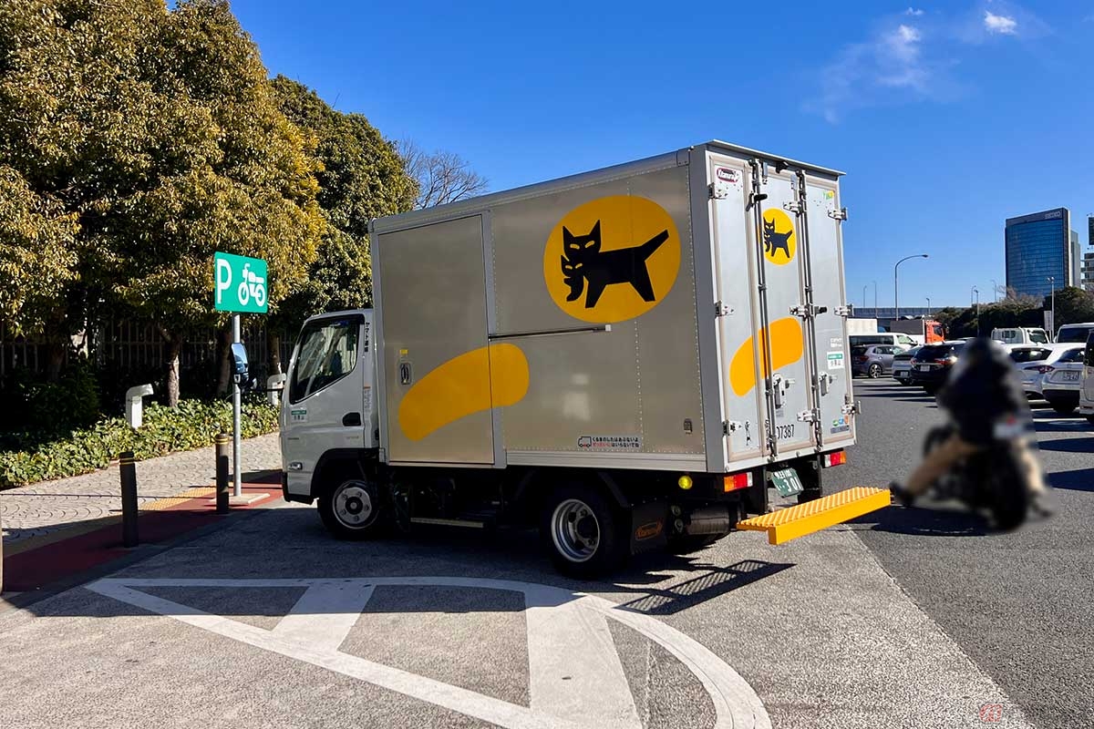 2輪専用の駐車スペースは設けられているが、狭いうえに駐車場ポール（ソフトコーン）などで明確に仕切られていないのでクルマに駐車されてしまいがち。バイクが駐車できない場面も見受けられた