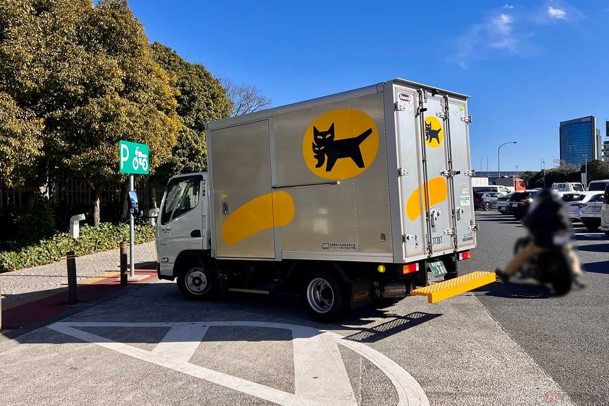 2輪専用の駐車スペースは設けられているが、狭いうえに駐車場ポール(ソフトコーン)などで明確に仕切られていないのでクルマに駐車されてしまいがち。バイクが駐車できない場面も見受けられた