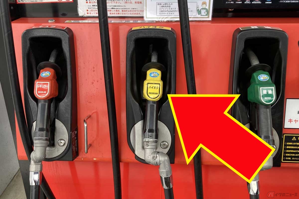 日本のガソリンスタンドの給油機。軽油はディーゼルエンジンの自動車用だが、バイクはレギュラーかハイオクのどちらかを入れる