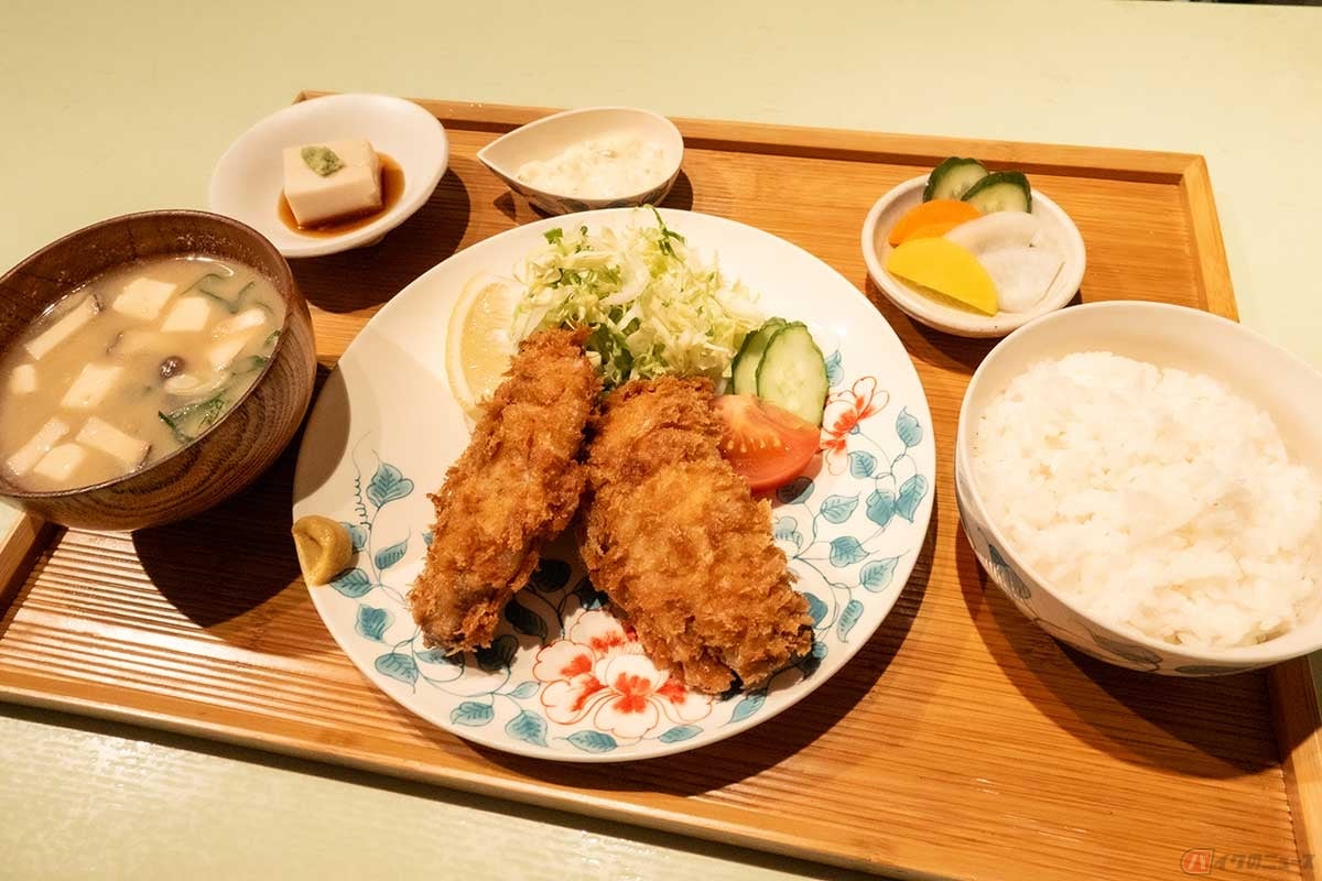 「Bar希望」の「生アジフライ定食」。渋谷のオシャレなバーとは思えないほど純日本的な定食