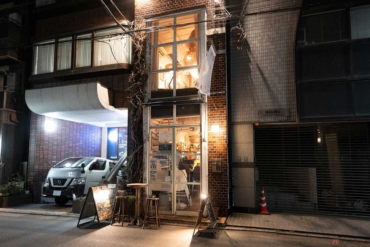 渋谷駅から徒歩だと15分ほど。喧騒を離れた「奥渋」エリアにある「Bar希望」では、ランチタイムから深夜まで営業している