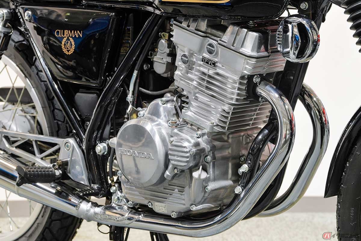 ホンダ「GB250クラブマン」のエンジン。マフラー(エキゾーストパイプ)が2本出ているので一見すると2気筒だが、じつは単気筒エンジン