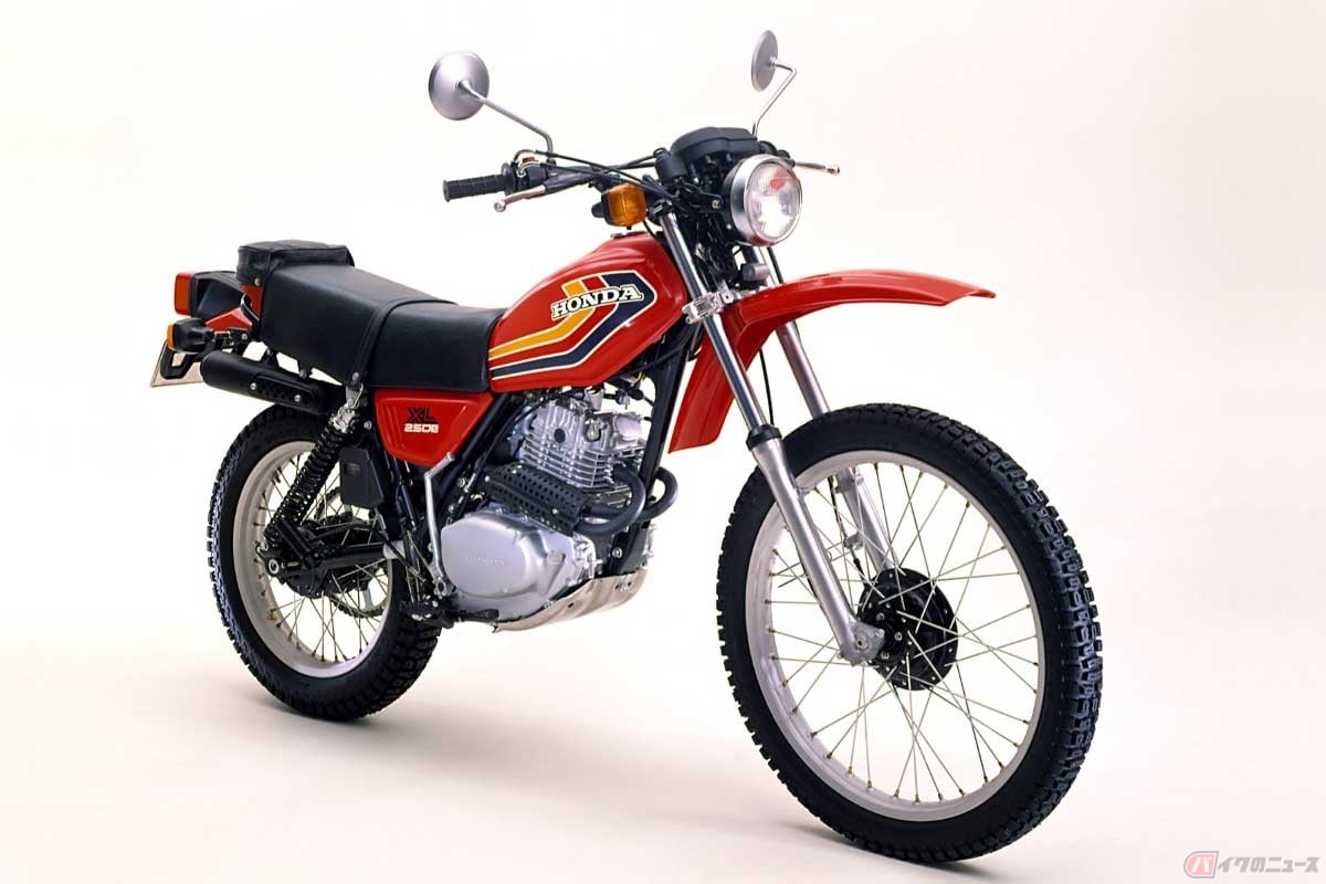 ホンダ「XL250S」(1978年)は空冷単気筒SOHC4バルブエンジンを搭載し、マフラー(エキゾーストパイプ)は2本出し