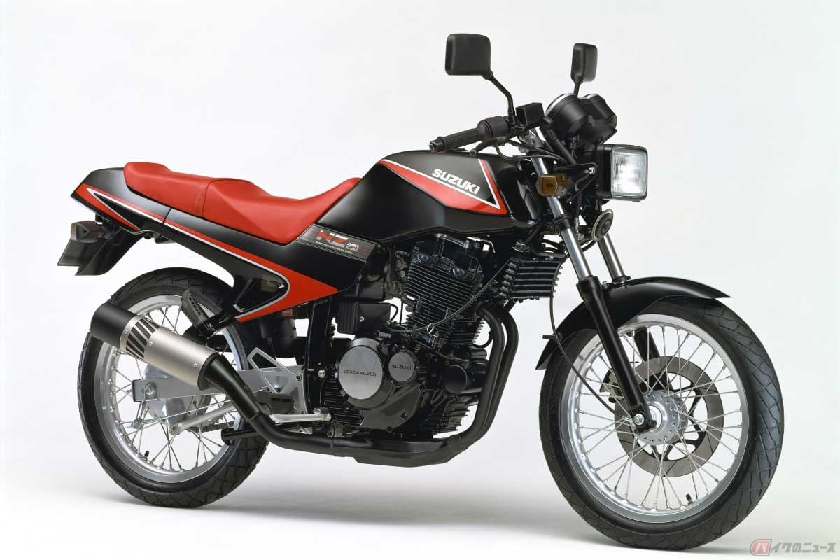 1986年に発売された「NZ250」は、TSCCに加えスズキ独自の油冷システムとDOHC化され、マフラー(エキゾーストパイプ)は2本出し