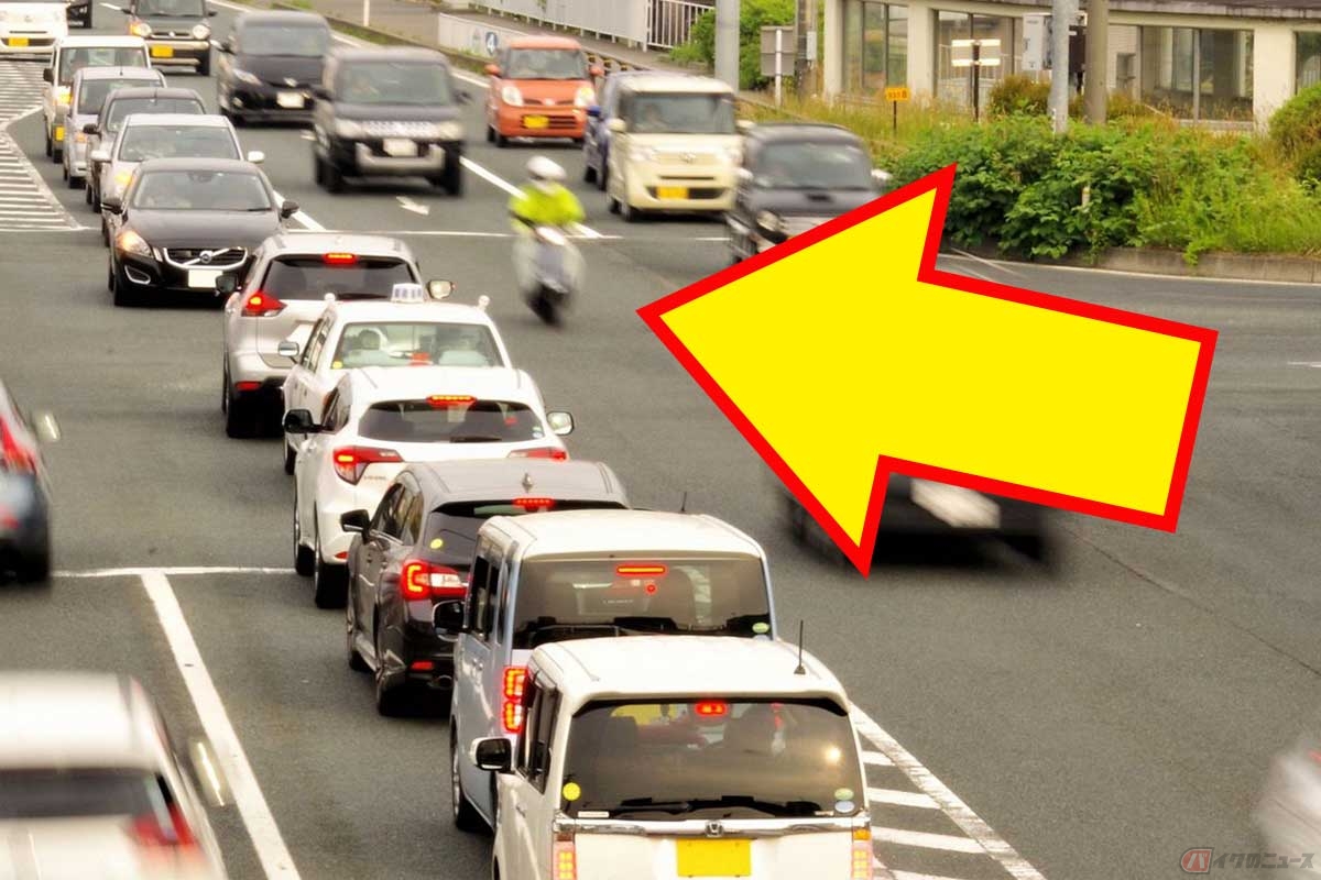 バイクで交差点を直進する際は、対向する右折車に注意が必要(イメージ画像)