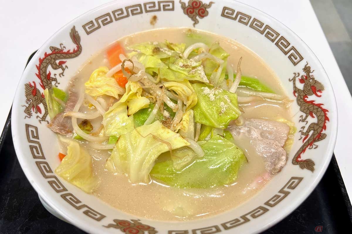 名阪国道「伊賀SA」（上り）で「ちゃんぽん」（980円）を実食。野菜の旨味と豚肉のコクが凝縮したスープは濃厚すぎず食べやすかった。ボリュームもあって満腹感も得られる