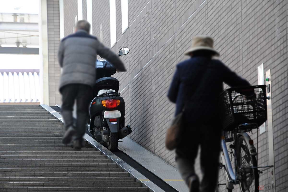 コンベアベルトを使うことで重いバイクも軽々登ることができる。事故リスク回避のため自走で下るが登ることは禁止(撮影=中島みなみ)