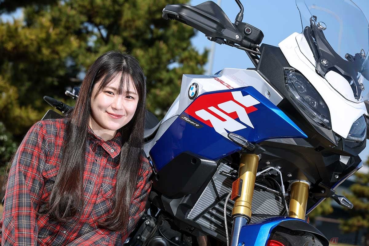 BMW Motorradのクロスオーバーモデル「F 900 XR」と、バイク女子の高梨はづきさん