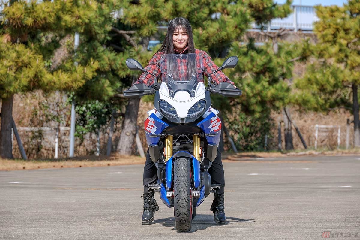 身長158cmの高梨はづきさんが、シート高820mmの車体にまたがった状態。両足のつま先ツンツンだけど、足を地面に下ろしやすくて支えられる安心感がある