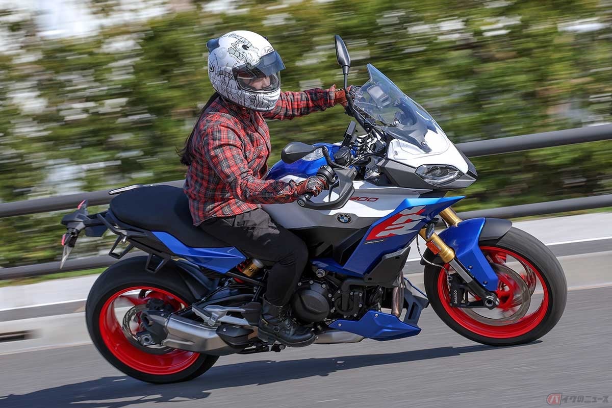 BMW Motorrad「F 900 XR」に試乗する高梨はづきさん。アップライトなライディングポジションで快適。それでいて軽快でスポーティな走りが楽しめる