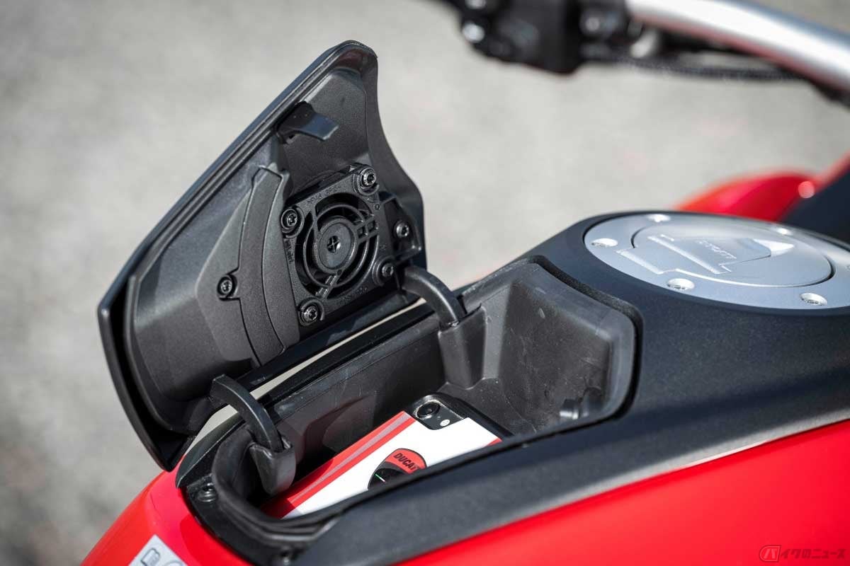 ドゥカティ「ムルティストラーダV4 S」(2025年モデル)は、タンク上面にUSBポートと冷却ファンを備えた“スマートフォン入れ”を装備する