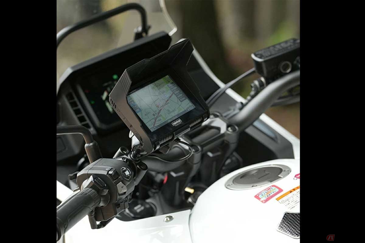 バイク専用ナビのNANKAI「NNV-025」は、ZENRINの最新版2025年マップを搭載し、観光ガイドで「るるぶ」の情報を約4万6000件も収録