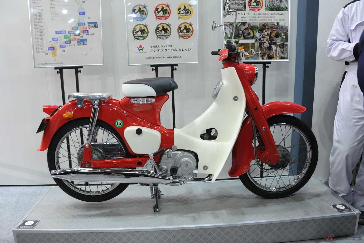 レストア途中の50年前のスーパーカブ。外見の仕上がりはとても綺麗だが、この時点ではまだエンジンがかからないのだとか