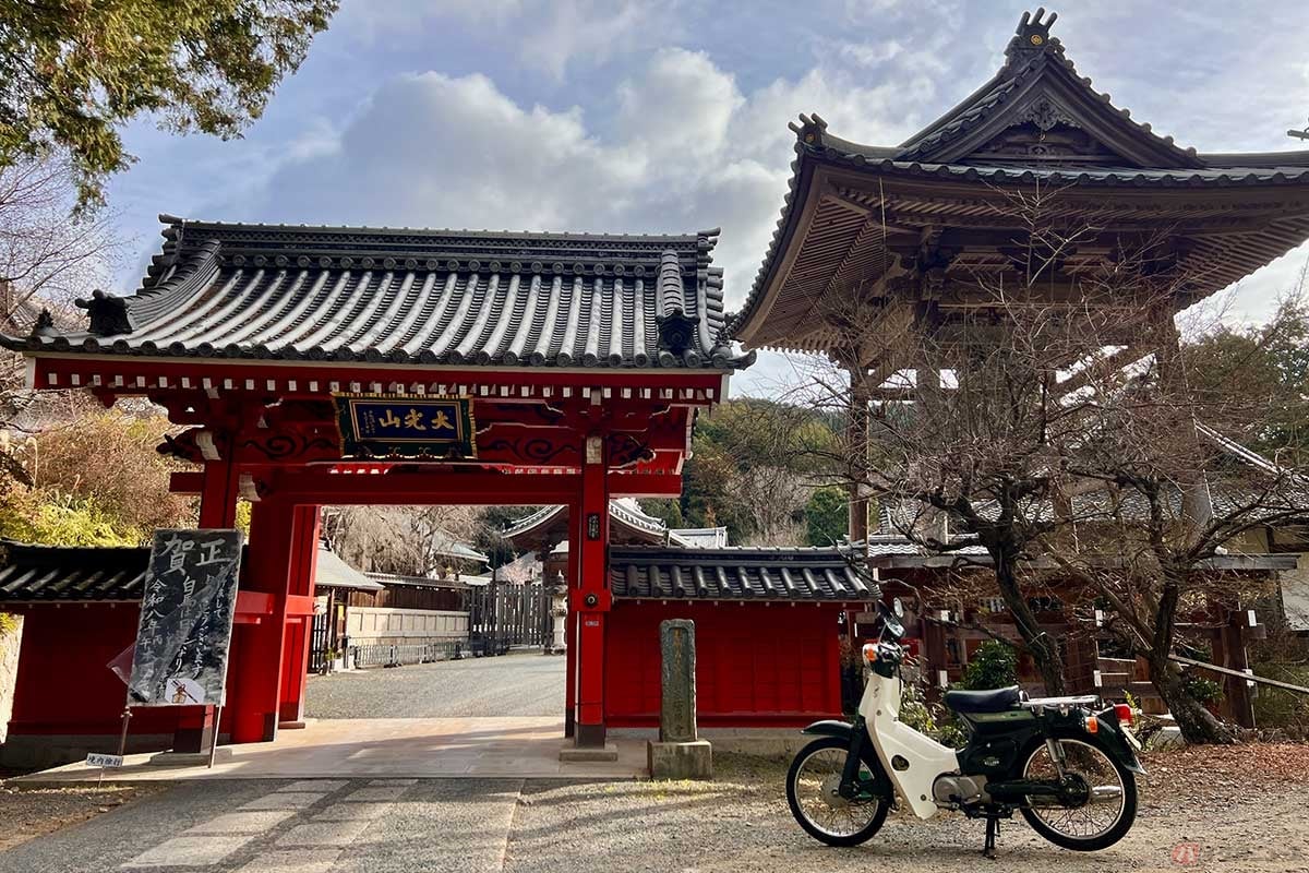 「本圀寺」へ至る道は細いが、クルマでのアクセスも可能で駐車場も備わっていた。「開運門(通称:赤門)」の向こうに寺がある