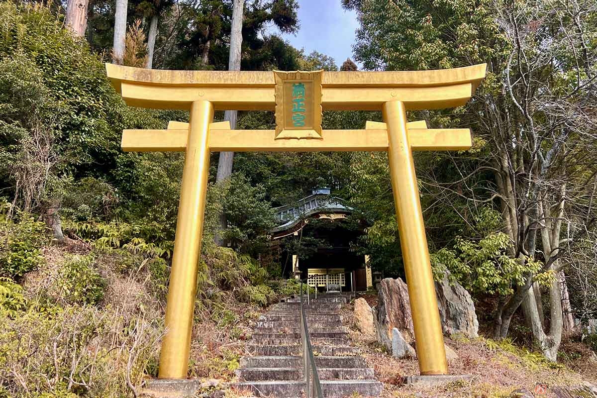 金色の鳥居が目を引く加藤清正を祀る場所。本堂背後にある清正廟は、加藤清正の娘の搖林（ようりん）尼が建立したもの