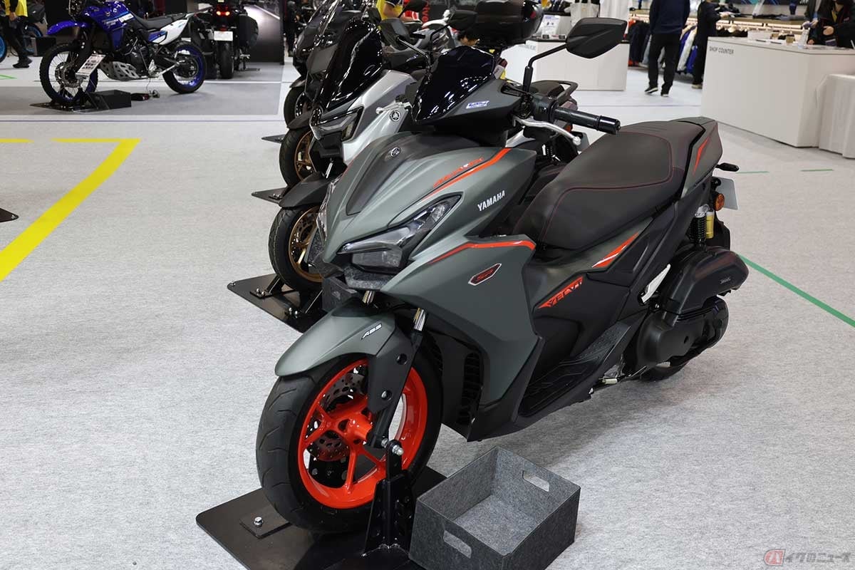 ヤマハ「AEROX」(市販予定車)はバックボーンのある先鋭的な外観。フラットなフロアステップモデルとの違いが明確