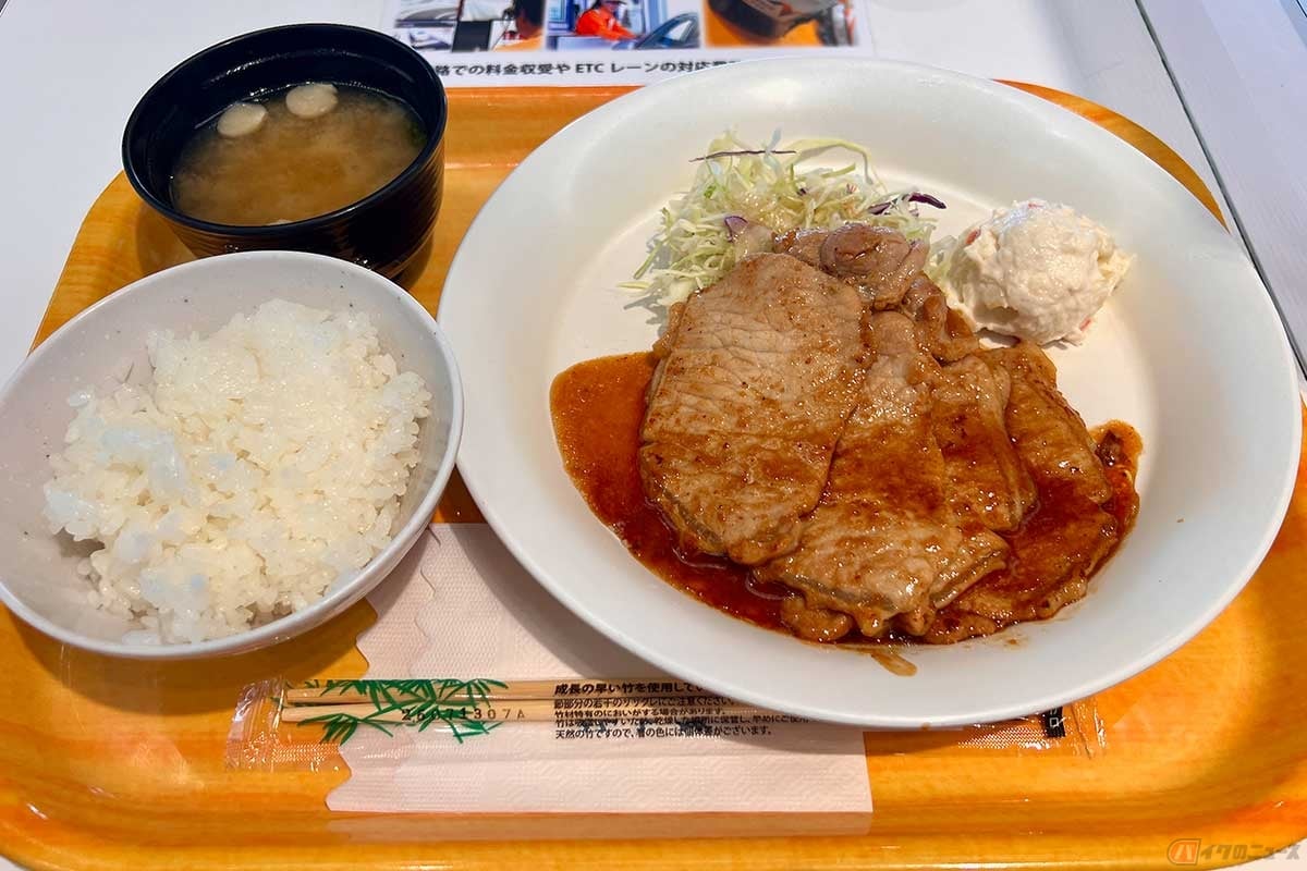 東名高速「EXPASA海老名」のフードコートで「M1プレート」の「もち豚みそ焼き定食」(1130円/大盛り1230円)を実食。洋食と言うより和定食にも見える。ご飯のおかずに豚肉は間違いない