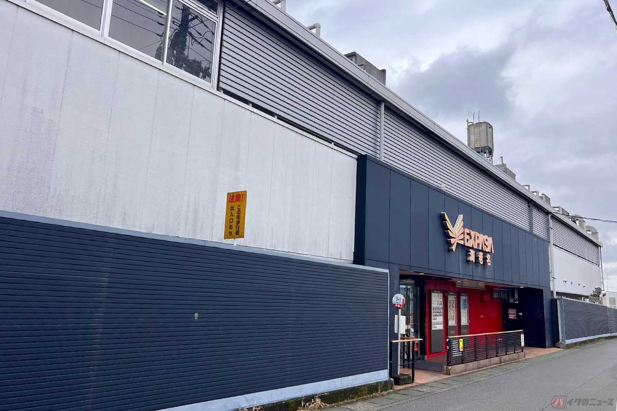 一般道から施設内へアクセス可能な「ぷらっとパーク」を利用。建物を裏から見るのは少し新鮮な印象。駐車場は数カ所に用意されており、人気のサービスエリアだけにこちらの利用者も少なくない
