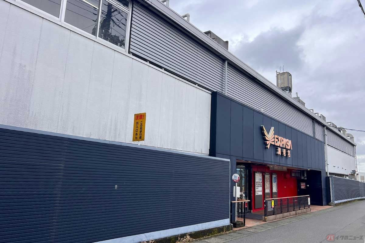 一般道から施設内へアクセス可能な「ぷらっとパーク」を利用。建物を裏から見るのは少し新鮮な印象。駐車場は数カ所に用意されており、人気のサービスエリアだけにこちらの利用者も少なくない