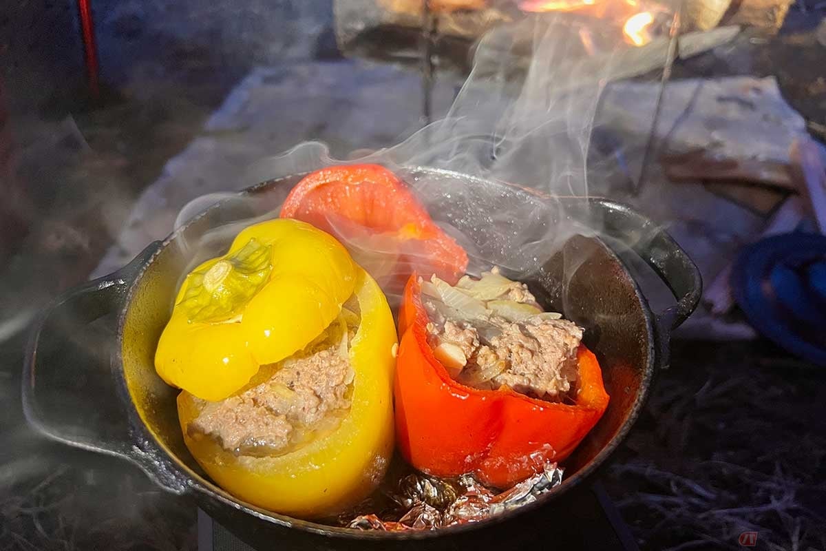 ダッチオーブンで焼き上げたパプリカの肉詰め。ケチャップやチーズをのせる前に、パプリカと肉のマリアージュを味わってみた