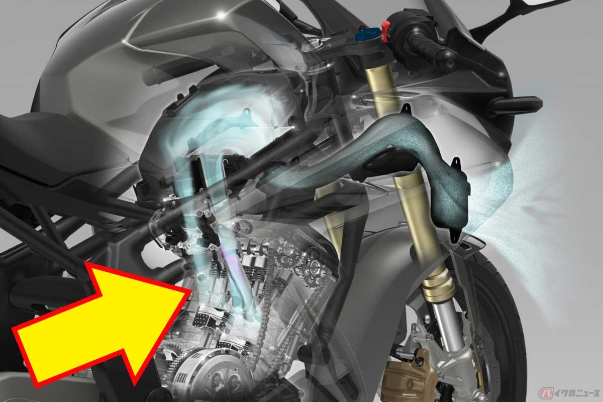ホンダ「CBR250RR」の吸気レイアウト。エンジンのほぼ真上にあるエアクリーナーボックスから下に向かうダウンドラフト式