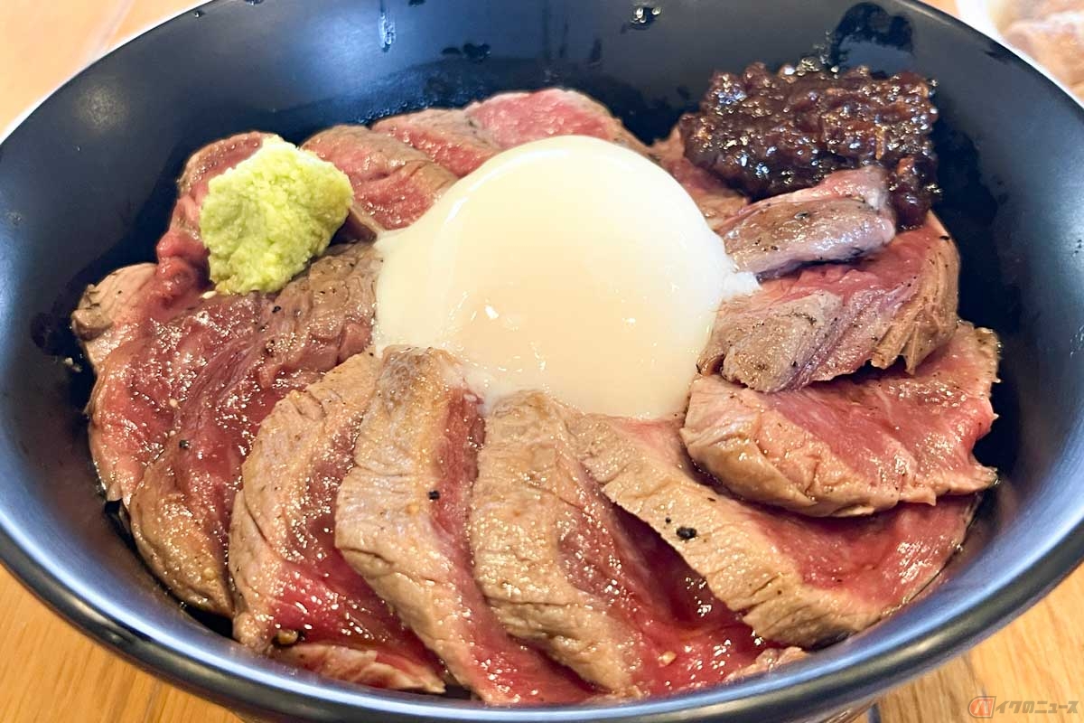 「あか牛丼いわさき」の代表メニュー「あか牛丼」