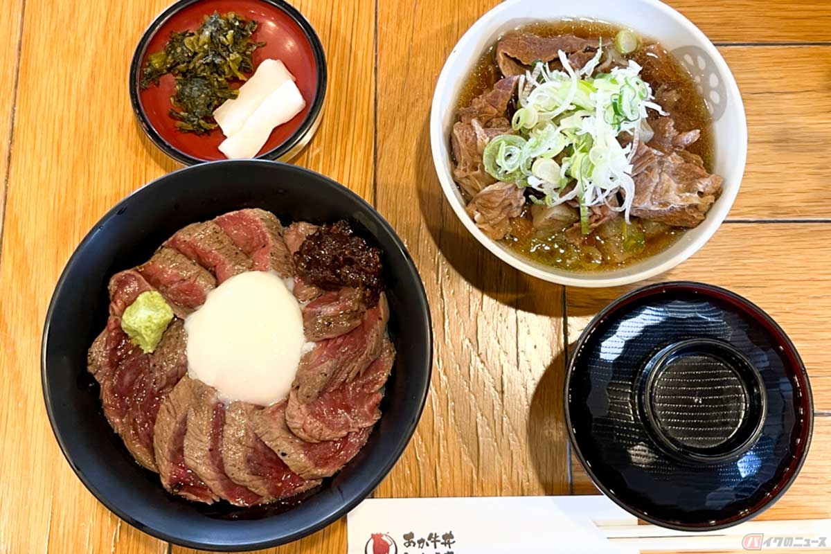 「あか牛丼いわさき」の「あか牛丼」（味噌汁、漬物付き）と「牛すじ煮込み」