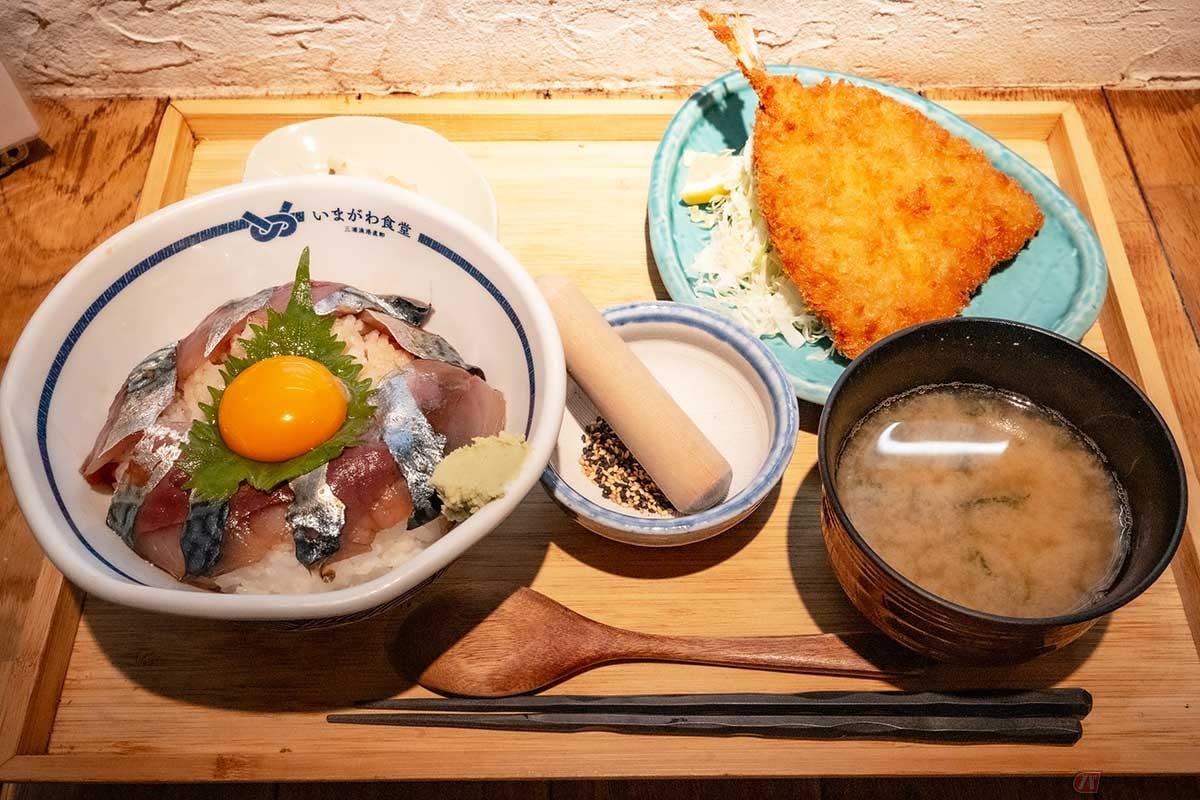 「いまがわ食堂 川崎銀柳街店」で筆者が選んだのは、「ごまさば丼」に「お味噌汁セット」と、単品の「肉厚アジフライ」