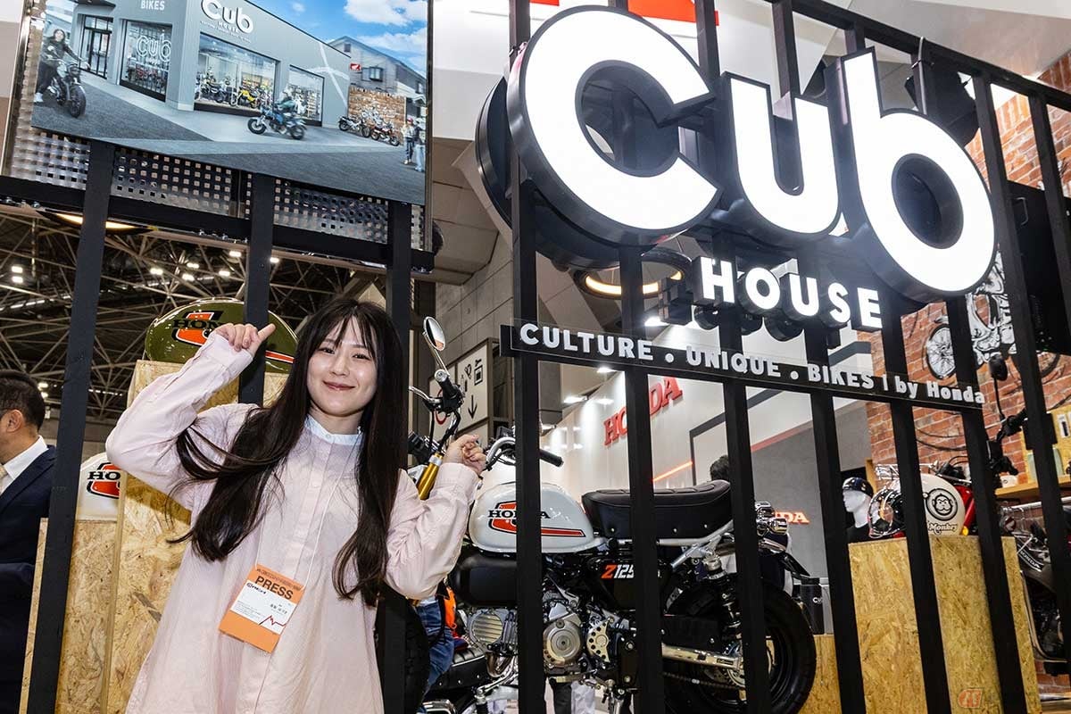 『東京モーターサイクルショー2026』のホンダブースの一角で、「Cub HOUSE」と出会ったバイク女子の高梨はづきさん