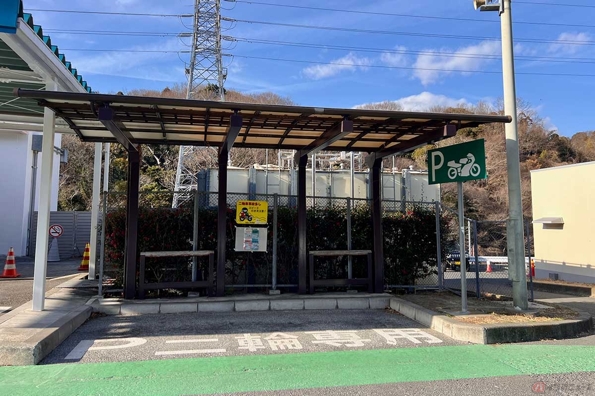 ツーリングライダーも多く利用する「大磯PA」（上りのみ）。屋根が設置された2輪専用駐車場がありがたい