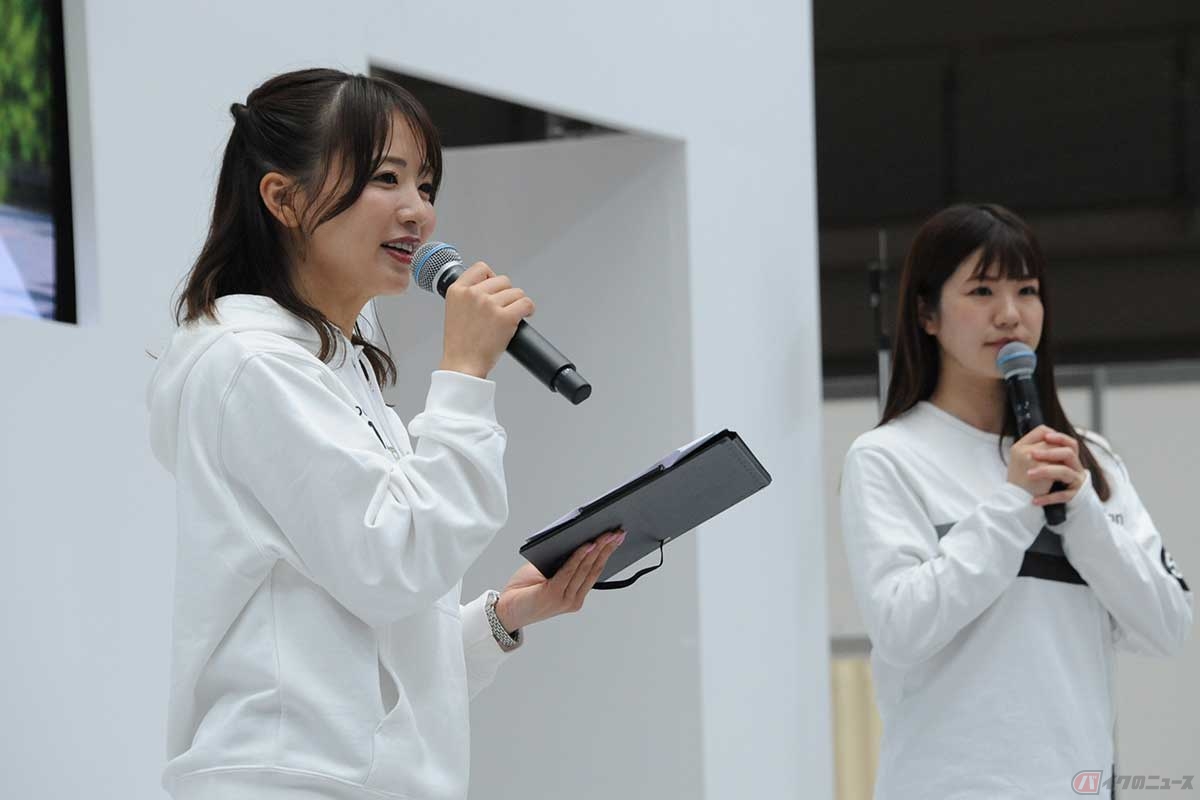 新アンバサダーの“なっちゃん”(左)と、バトンを渡した“うめちゃん”(右)(写真=中島みなみ)