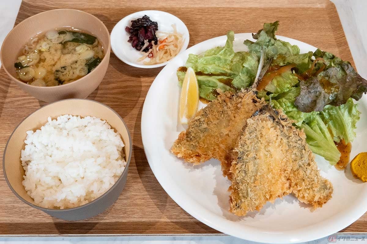 「三崎さかな食堂」の「三浦あじフライ定食」は、アジフライが2枚にご飯、味噌汁、漬物とシンプルな布陣でお値段もリーズナブル