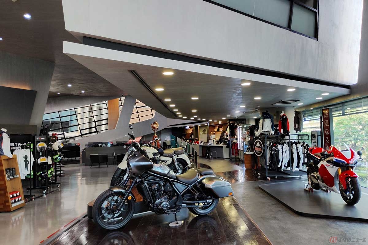 店内のレイアウトもおしゃれ。「バイクをおしゃれに格好よく楽しむ」を提案する場所だと分かる