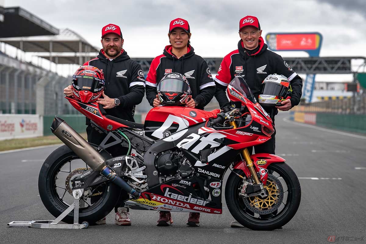 チーム「Dafy-Kaedear-RAC41-Honda」のライダーたち（中央が石塚健選手）。マシンはホンダ「CBR1000RR-R FIREBLADE」